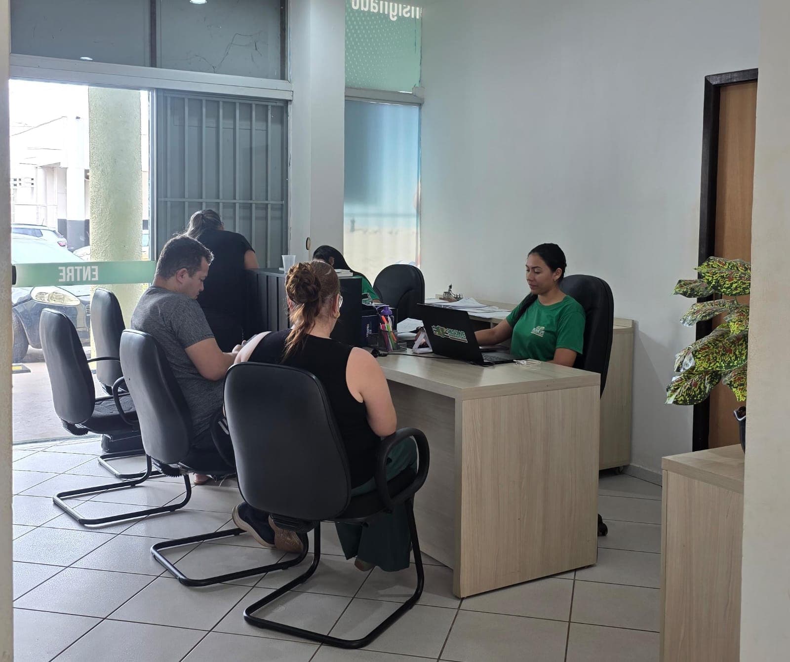 Reunião no ambiente de atendimento da Resolve