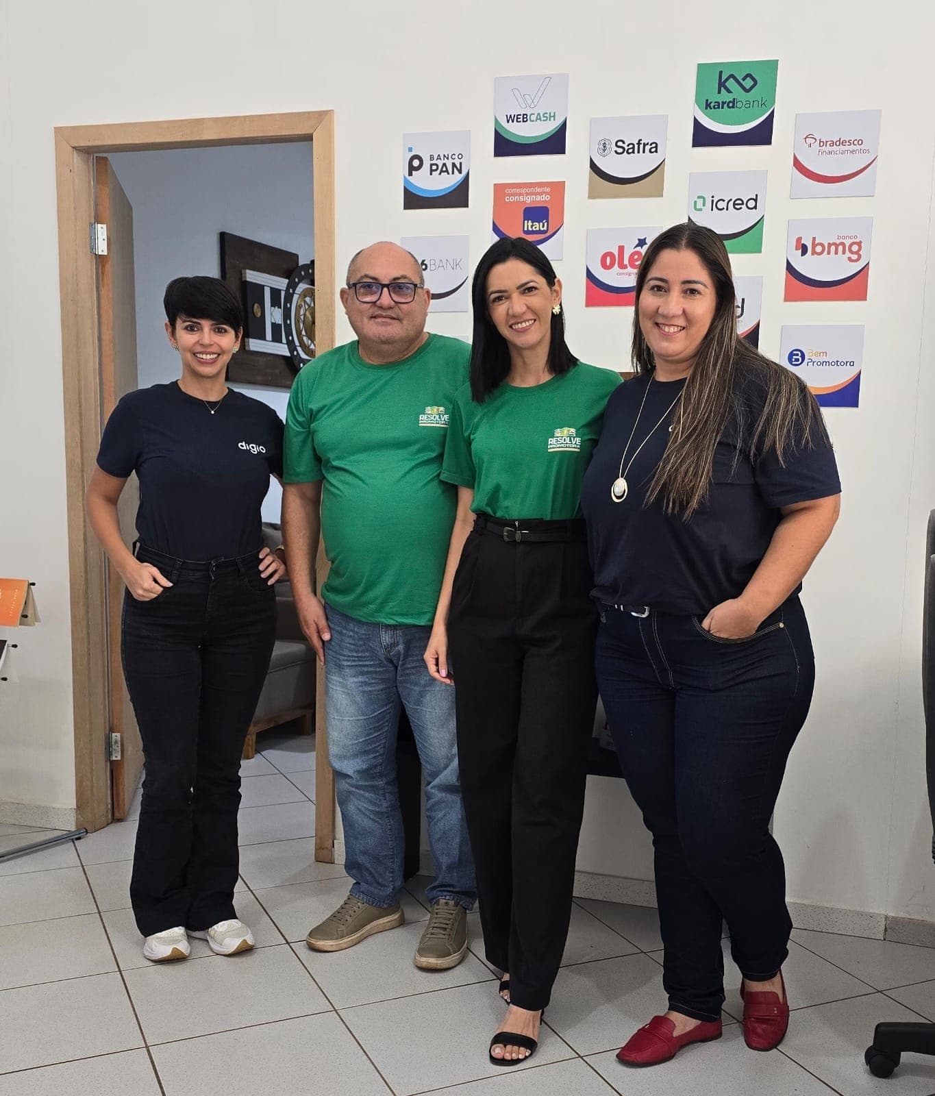 Grupo reunido diante do painel da Resolve